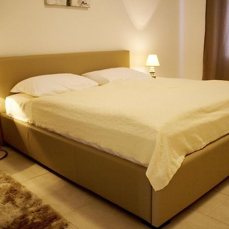 Apartments & Rooms Flowers Загреб Стая снимка