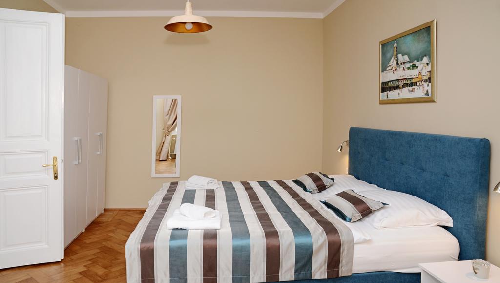 Apartments & Rooms Flowers Загреб Екстериор снимка