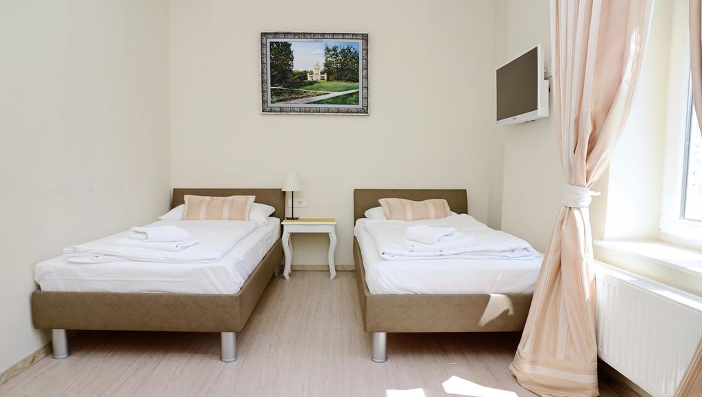 Apartments & Rooms Flowers Загреб Екстериор снимка